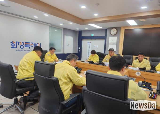 윤성진 제1부시장이 재난안전대책본부 긴급회의를 주재하고 있다