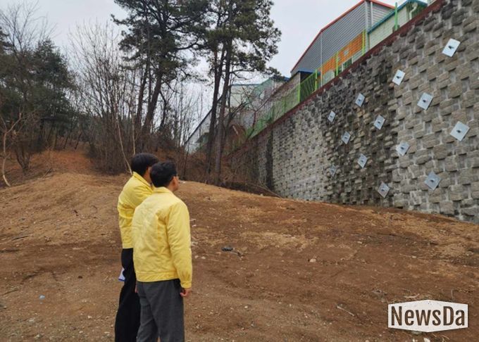 윤성진 화성특례시 제1부시장이 해빙기 급경사지 붕괴위험지역을 찾아 옹벽 상태를 점검하고 있다