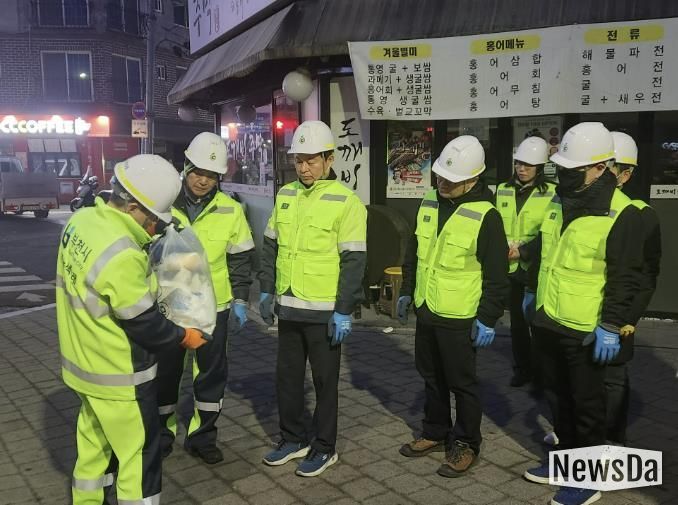 현장 정비 작업 전 안전 사항 등 관련 교육을 받고 있다.