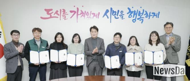 자격증을 취득한 직원들