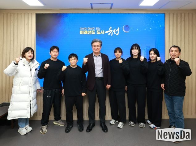 24일 유성구청 레슬링팀 선수단이 기념촬영을 하고 있다. / 왼쪽부터 홍향래 코치, 유선호 선수, 김성권 선수, 정용래 유성구청장, 조수빈 선수, 오채은 선수, 이나현 선수, 유배희 감독