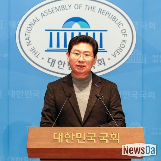 24일 국회 소통관에서 이상일 시장이 기자회견을 하고 있다