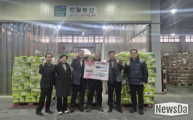 이억배 농업기술센터소장(오른쪽 두번째)이 24일 노영현 반월농산 대표(오른쪽 세번째)로부터 무 2,520kg을 기탁받고 기념촬영을 하고있다.