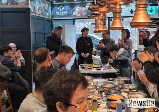 후원자 (왼쪽부터) 손기남 수석부회장, 최남경 점장, 김양원 신망애복지재단 대표, 조주현 신망애재활원장