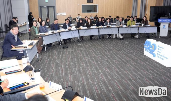 수원시가 ‘수원시 1인 가구 지원사업 부서 간담회-쏘옥(SsOcC)토크’를 열고 있다.