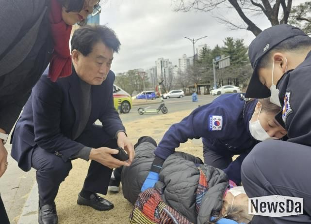 하은호 군포시장 길에 쓰러진 할머니 구조
