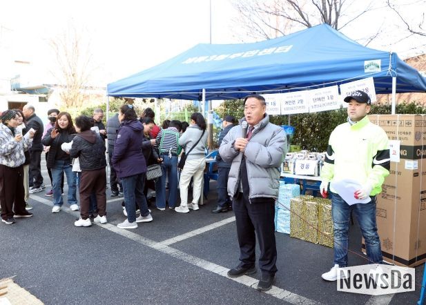 이재식 수원특례시의회 의장이 세류3동 정월대보름 척사대회에서 주민들에게 인사말을 하고 있다.