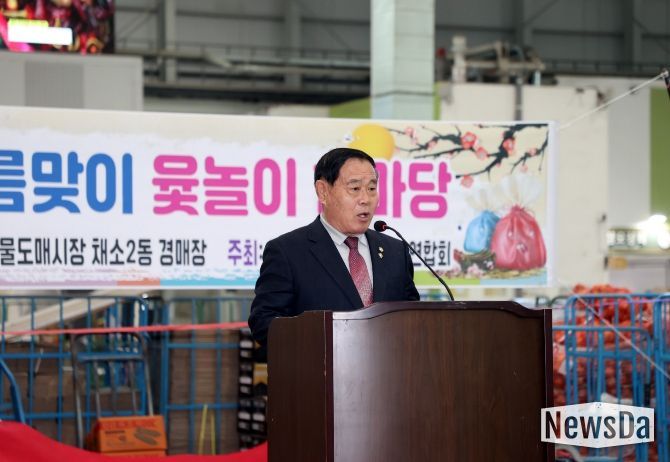 이재식 수원특례시의회 의장이 수원농수산물도매시장 정월대보름 행사에서 인사말을 하고 있다.