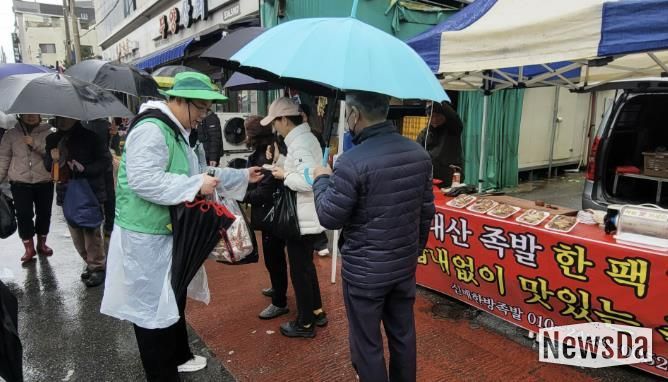청년이 잇는 전통... 상주시청년새마을연대, 정월대보름 부럼 나눔 행사 개최