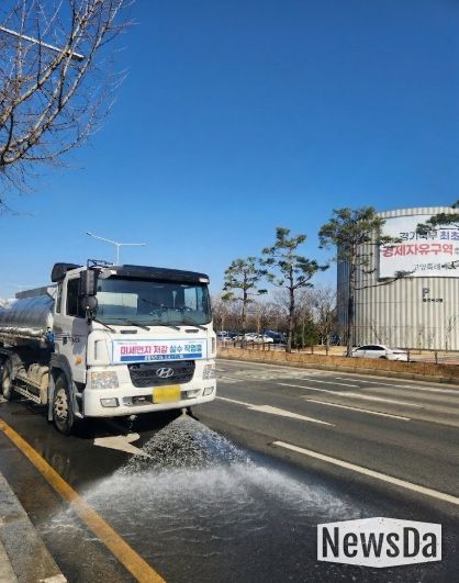 미세먼지 살수차 운행 모습.