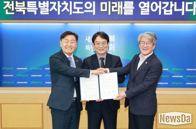 3일 전북특별자치도청 회의실에서 열린 전북 문화예술 및 관광브랜드 발전을 위한 (사)문화강국네트워크 업무협약식에 김관영 도지사와 이우종 (사)문화강국네트워크 이사장, 이경윤 문화관광재단 대표이사가 협약식을 갖고 있다