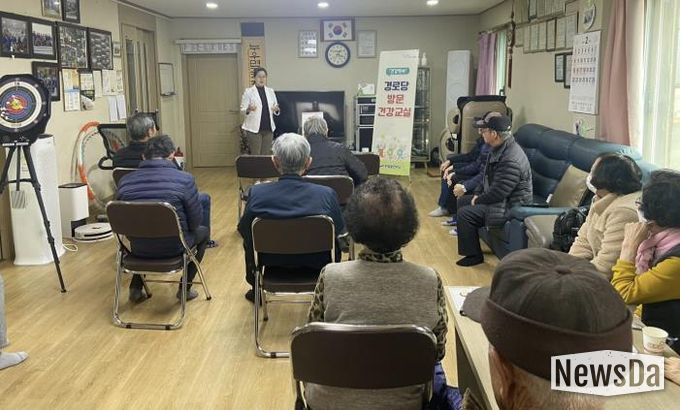 안산동 소재 경로당에서 '찾아가는 건강백세 경로당 방문건강교실'이 진행되고 있다.