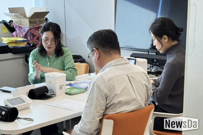 과천시 보건소가 관내 기업에서 진행한 '찾아가는 모바일 헬스케어' 모습