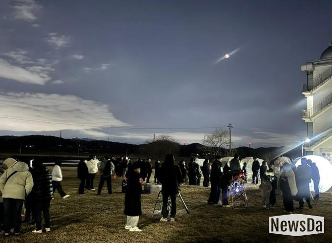 시흥시농업기술센터 천문관, 개기월식 공개관측 행사 성료… 시민 참여 성황