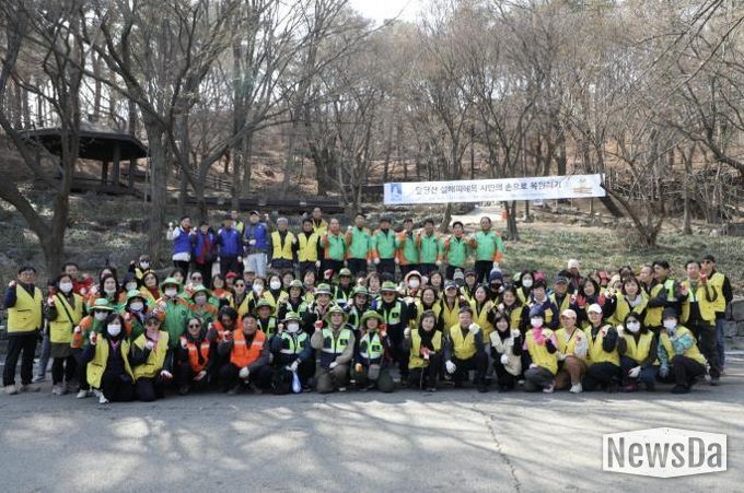 김현수 제1부시장과 봉사활동 참가자들이 기념사진을 촬영하고 있다.