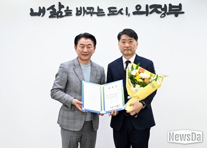 3월 5일 전현영(사진 오른쪽) 의정부도시공사 신임 사장이 김동근 시장에게 임명장을 받은 뒤 함께 기념촬영을 하고 있다.