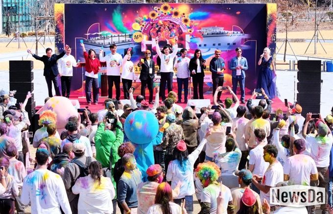 - 제16회 2026 홀리해이 페스티벌에서 참가자들이 축제의 하이라이트인 색 가루 뿌리기 세레모니를 준비하고 있다.