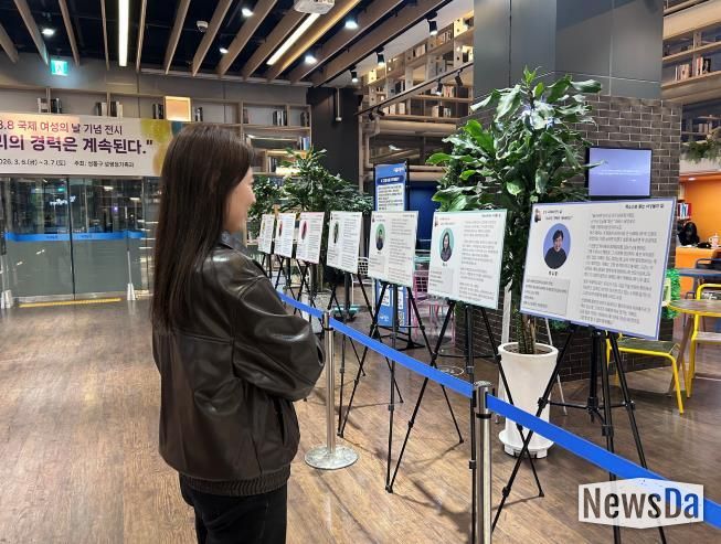 구청 1층에서 열리고 있는 전시회 모습