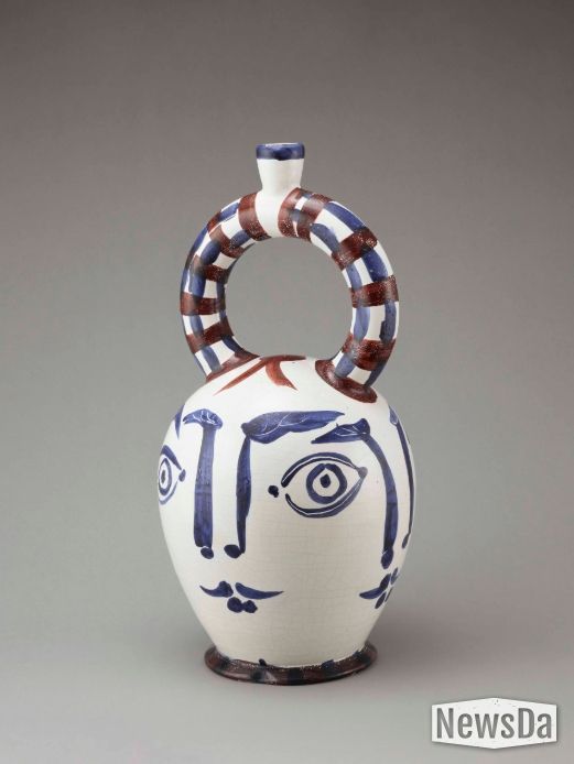 네개의 얼굴이 그려진 아즈텍화병(A.R.401, 1957, 백토, 화장토, 파라핀, 백색에나멜장식, 나이프각인, 55.5×25×25cm, 국립현대미술관소장품)