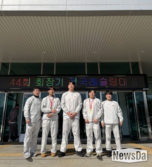 구로구청 레슬링팀이 제44회 회장기 전국레슬링대회장 앞에서 단체 사진을 찍고 있다. (왼쪽부터 강대규, 박성민, 박준호, 정용석, 나홍길 선수)