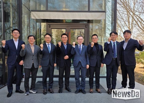 이명구 관세청장(오른쪽 네번째)이 19일 중국 베이징에서 현지에 진출한 7개 우리기업 관계자들과 간담회를 마친 뒤 기념 촬영하고 있다