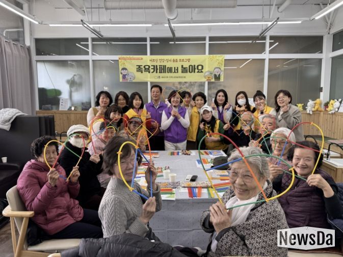 시흥시 배곧2동, 어르신 건강·정서 돌봄 강화, '족욕카페에서 놀아요' 첫 운영