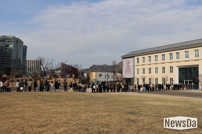 개관 전 전시 관람을 위한 대기 줄