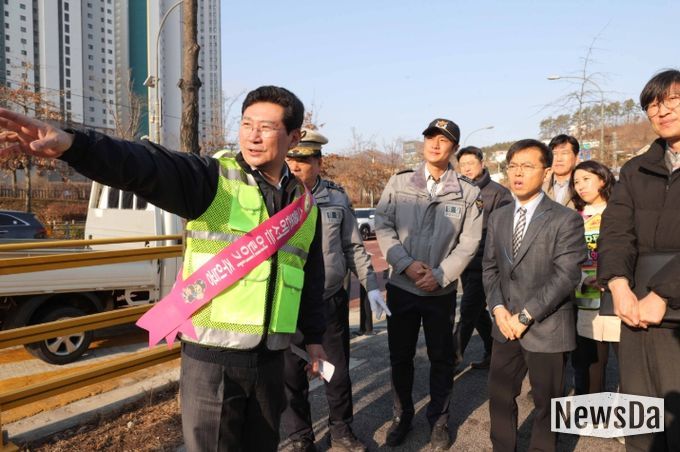 이상일 용인특례시장은 20일 함박초 등굣길 교통지도봉사에 참여해 학교 주변 통학로를 점검했다