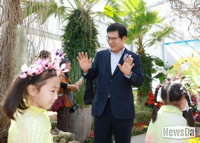 20일 함평엑스포공원 수생식물관에서 열린 ‘나비날리기’ 행사 모습