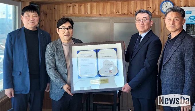 강원특별자치도 손형욱 토지과장이 전철수 고성군부군수에게 국가등록문화유산 등록증을 전달하는 모습