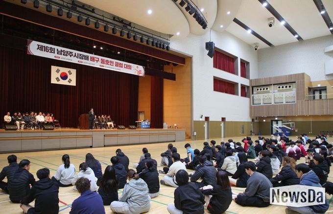 클럽리그 배구대회에서 인사말씀을 전하는 주광덕 시장