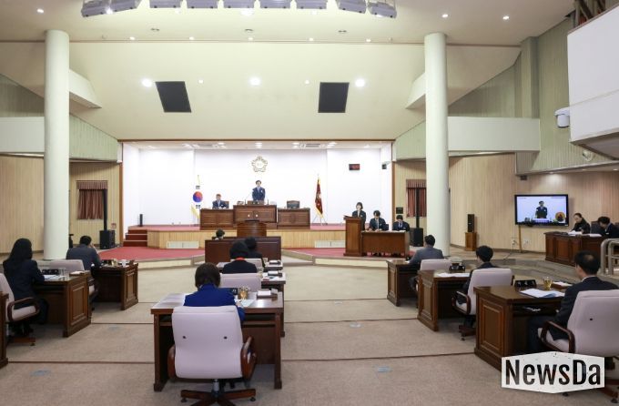군포시의회는 3월 24 제286회 임시회를 개회, 4월 2일 폐회한다. 사진은 이번 임시회 제1차 본회의 현장.