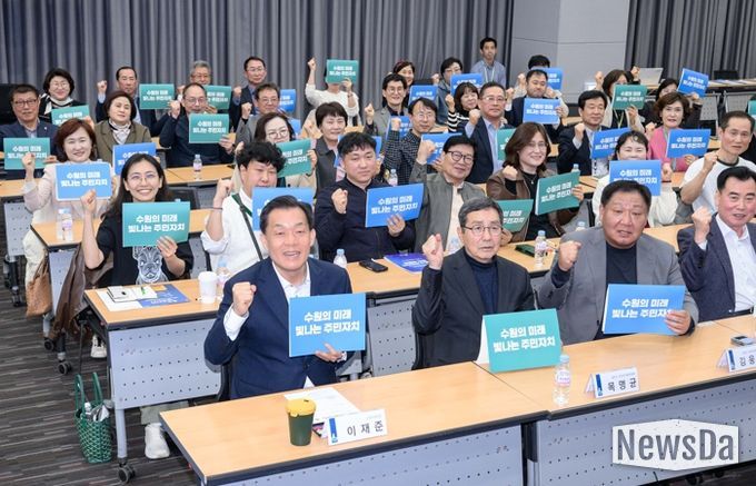 김현수 수원시 제1부시장(앞줄 가운데)과 수원시 문화콘텐츠산업진흥위원회 위원들이 함께하고 있다.