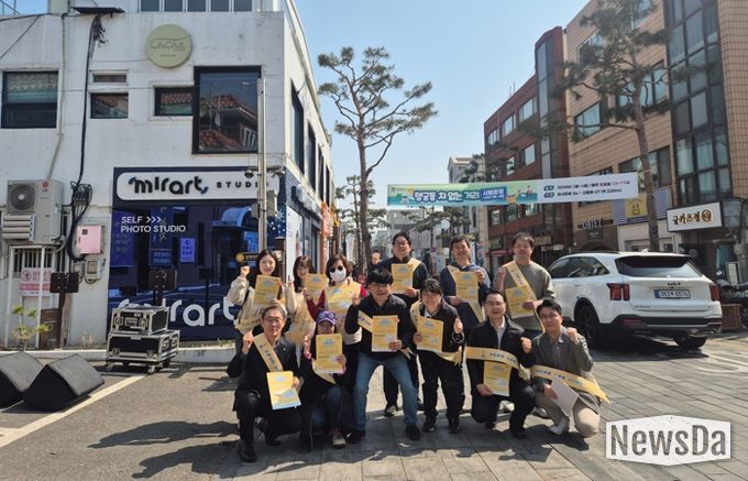 수원시·행궁동 지역상생협의체 관계자들이 지역상생구역 홍보 캠페인을 펼치고 있다.