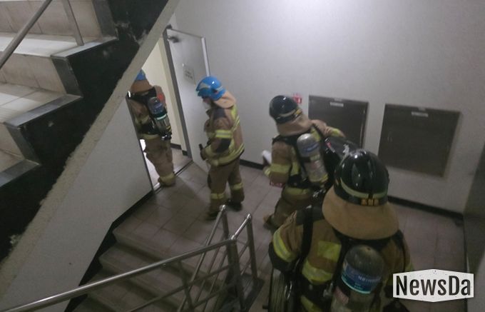 27일 오후 환경기초시설 화재 대응 모의훈련이 진행되고 있다.