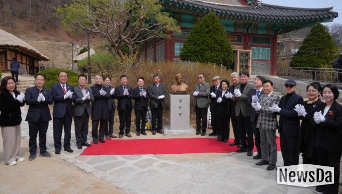 김유정문학촌서 추모제 및 흉상 제막식