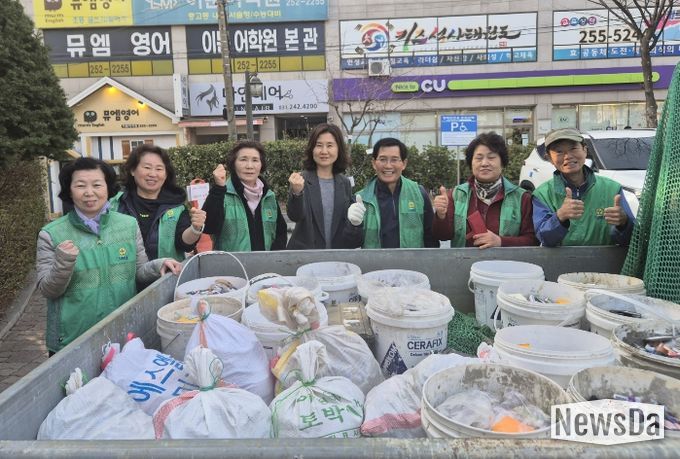 수원시 장안구 새마을지도자조원1동협의회, 자원순환 실천을 위한 ‘사랑의 폐건전지’ 전달