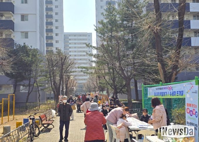 광명시 하안2동 주민자치회는 지난 28일 하안주공 3단지 내 중앙통로에서 주민자치 마을사업인 ‘함께 만드는 하이마켓’을 개최했다.