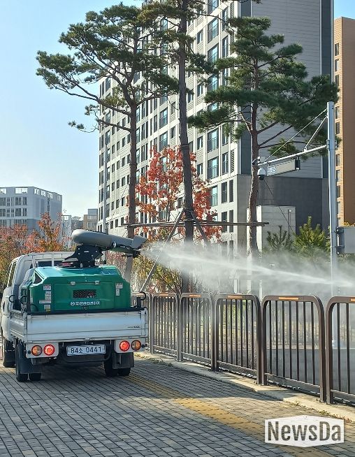 화성특례시 방역소독차량이 생활권 주변에서 친환경 방역소독을 실시하고 있다