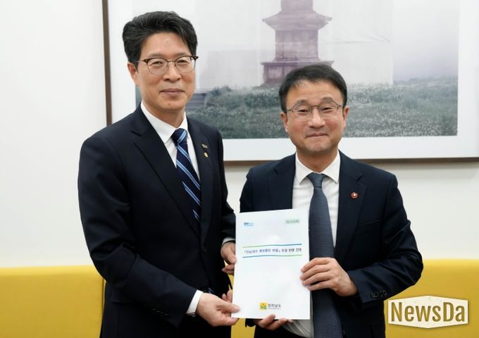 황기연 전라남도지사 권한대행이 3일 서울 국회에서 한병도 더불어민주당 원내대표와 면담을 갖고 전남광주행정통합 비용 추경 반영 등을 위한 건의 및 협조를 요청하고 있다.