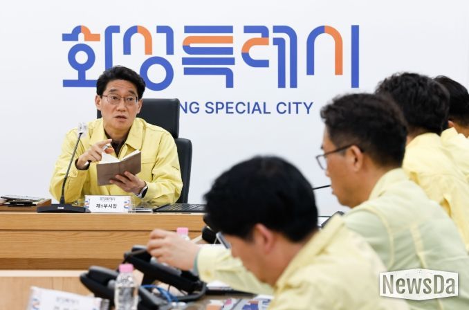 윤성진 제1부시장이 재난상황실에서 호우 대비 재해예방대책을 점검하며 참석자들과 의견을 나누고 있다.