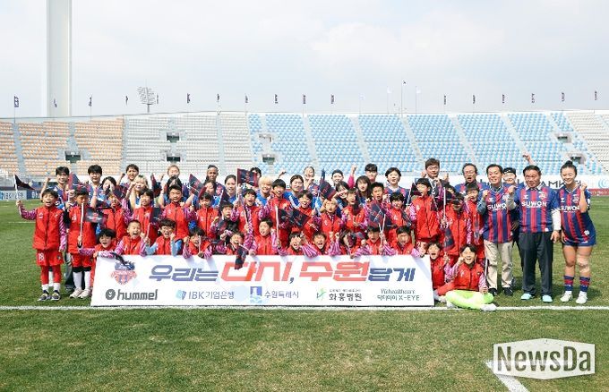 수원특례시의회 의장과 관계자들이 홈개막전을 기념해 어린이 및 선수단과 함께 기념촬영을 하고 있다.