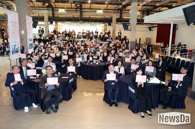 이재식 의장을 비롯한 참석자들이 ‘2026년 보건의 날 기념행사’에서 기념촬영을 하고 있다.