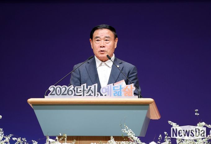 이재식 수원특례시의회 의장이 5일 중앙침례교회에서 열린 ‘2026 수원 부활절 대축제’ 연합예배에서 인사말을 하고 있다.