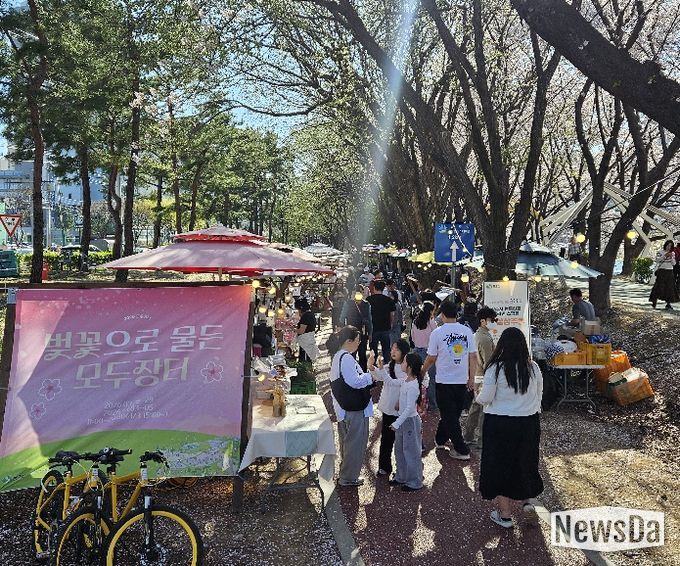 상주시, 북천 벚꽃길 따라 즐기는 봄맞이 ‘모두장터’성료