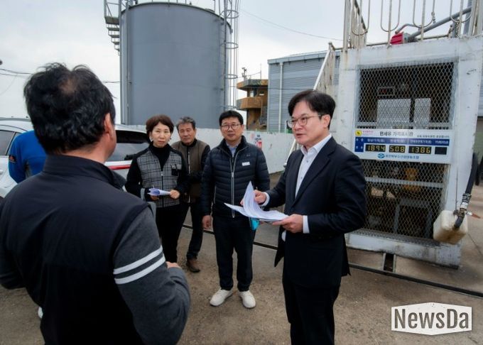 김병수 김포시장이 최근 불안정한 중동 정세 장기화로 인한 글로벌 공급망 위기에 선제적 대응으로 6일 대명항 어선 유류 공급장, 신김포농협 영농자재지원센터, 종량제봉투 공급처 등을 찾아 현장행정을 실시했다.