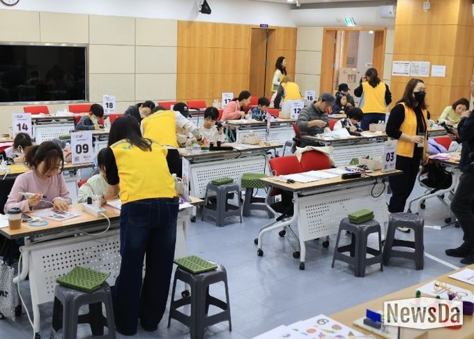 과천시, 과학의 날 기념해 한 달간 열리는 과학행사 첫 회차 호응…3D펜 체험에 가족 참여 이어져