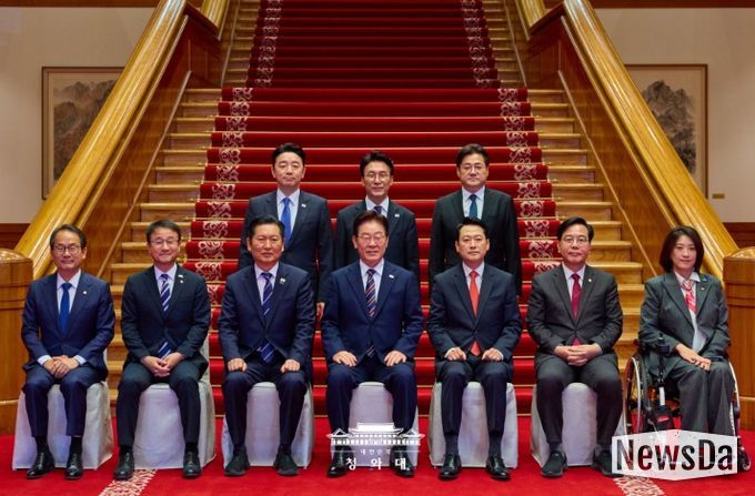 이재명 대통령이 4월 7일 청와대에서 여·야·정 민생경제 협의체 회담에 앞서 참석자들과 기념촬영하고 있다.
<p> </p>
<p>(청와대)