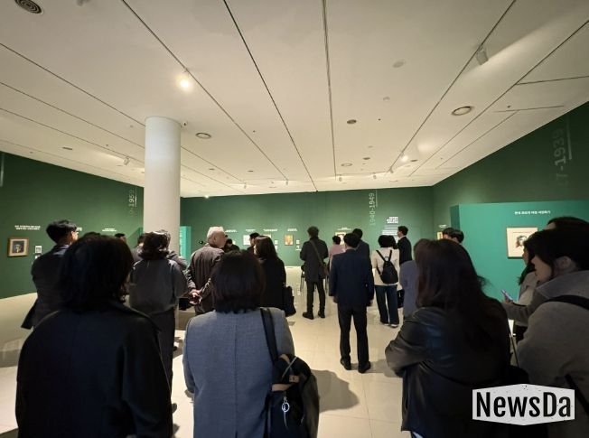 《FACE : 문인 - 시대를 담은 얼굴들》 전시장 관람 사진