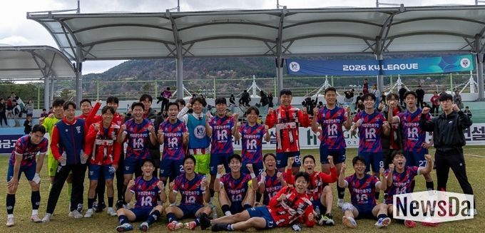 기장군민축구단이 시즌 첫 승을 거두고 기념촬영을 하고 있다.